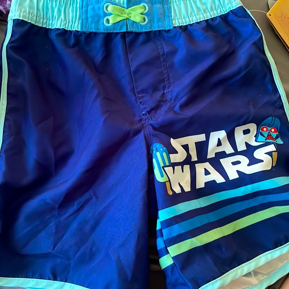 Boy Star Wars shorts size 5/6